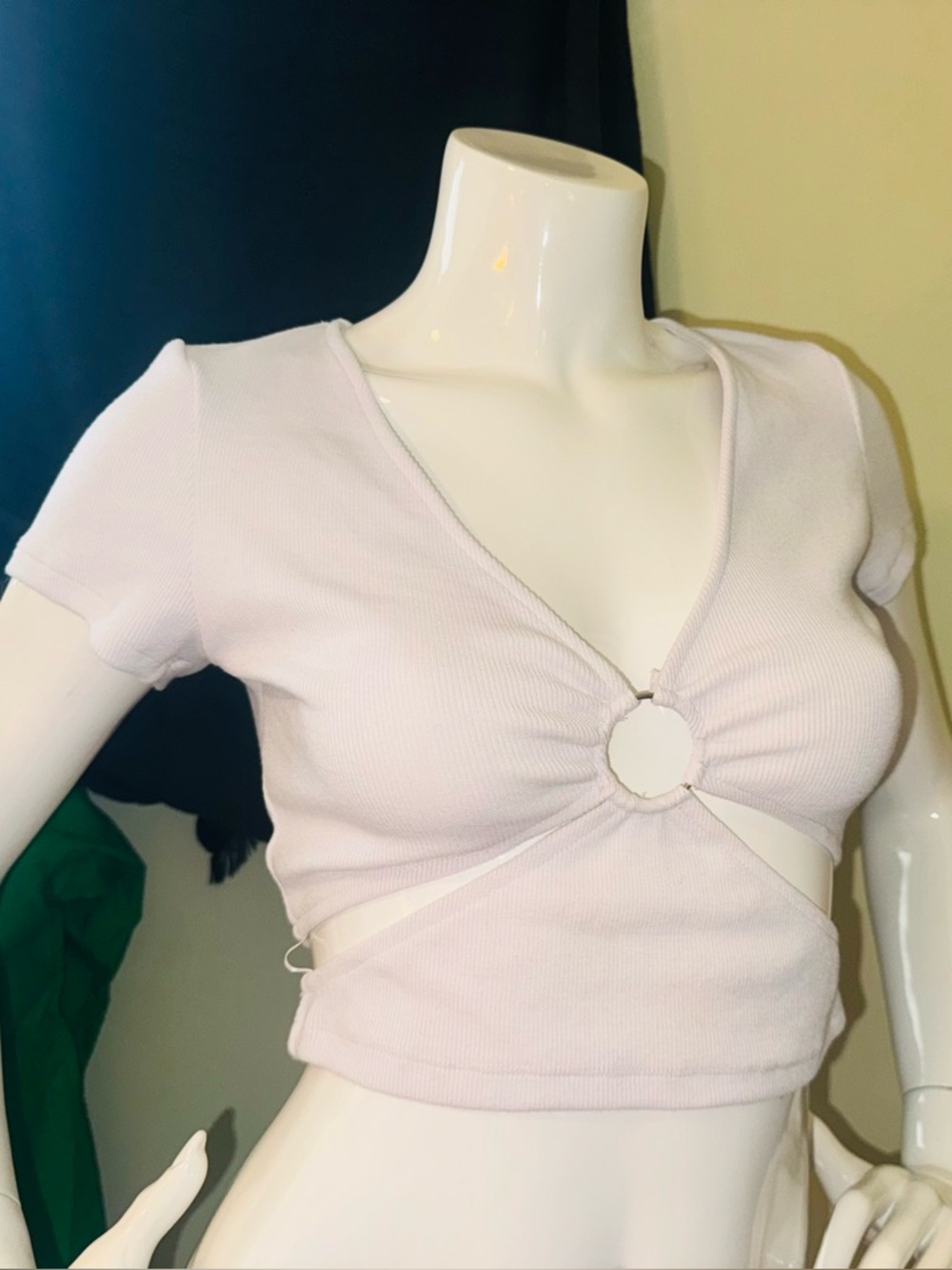 👑 Size Small Sexy Signature White Ribbed Ring-Front Cutout Crop Top - Picture 10 of 10